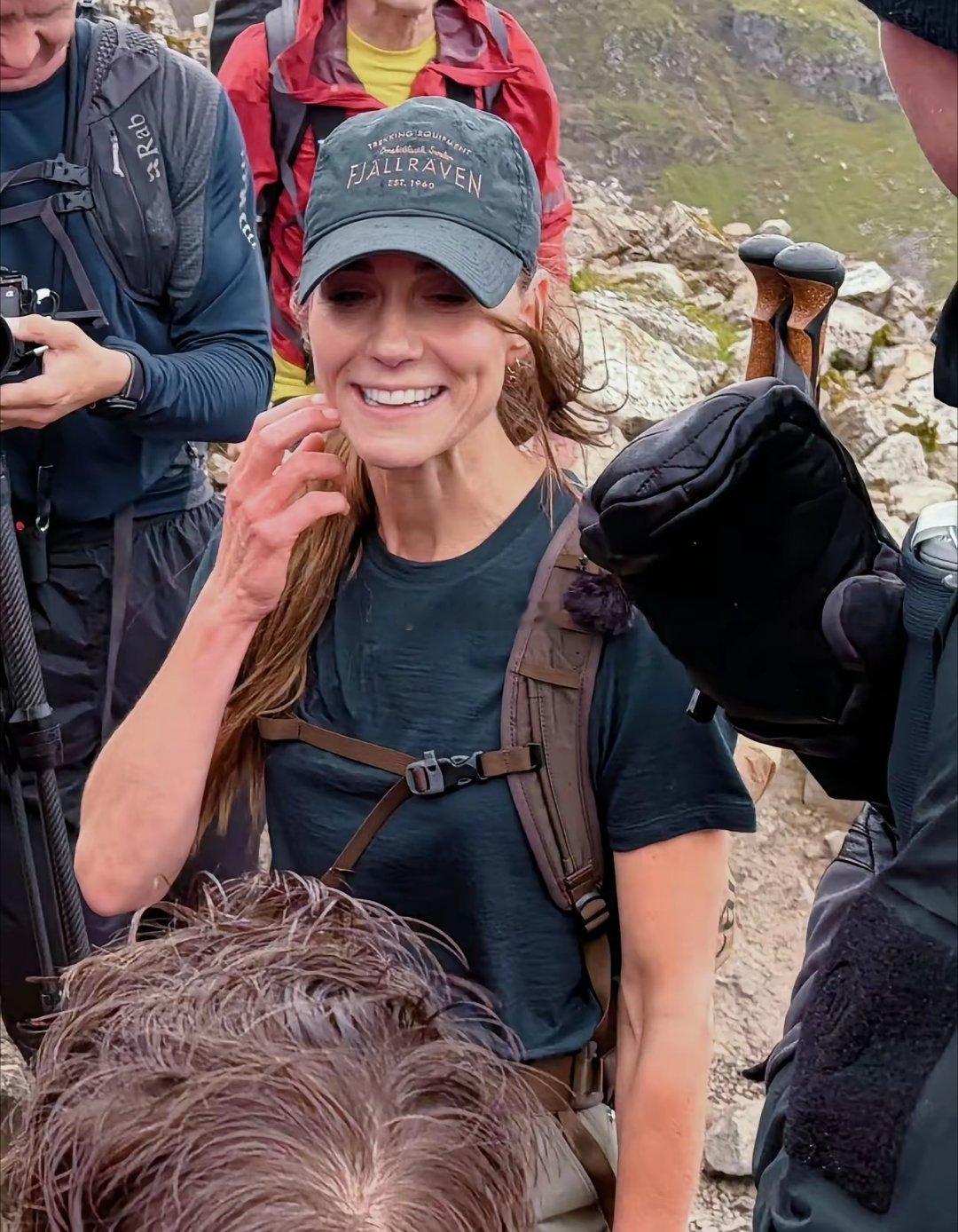 英国凯特王妃在周末参加登山比赛时与路人的合影 