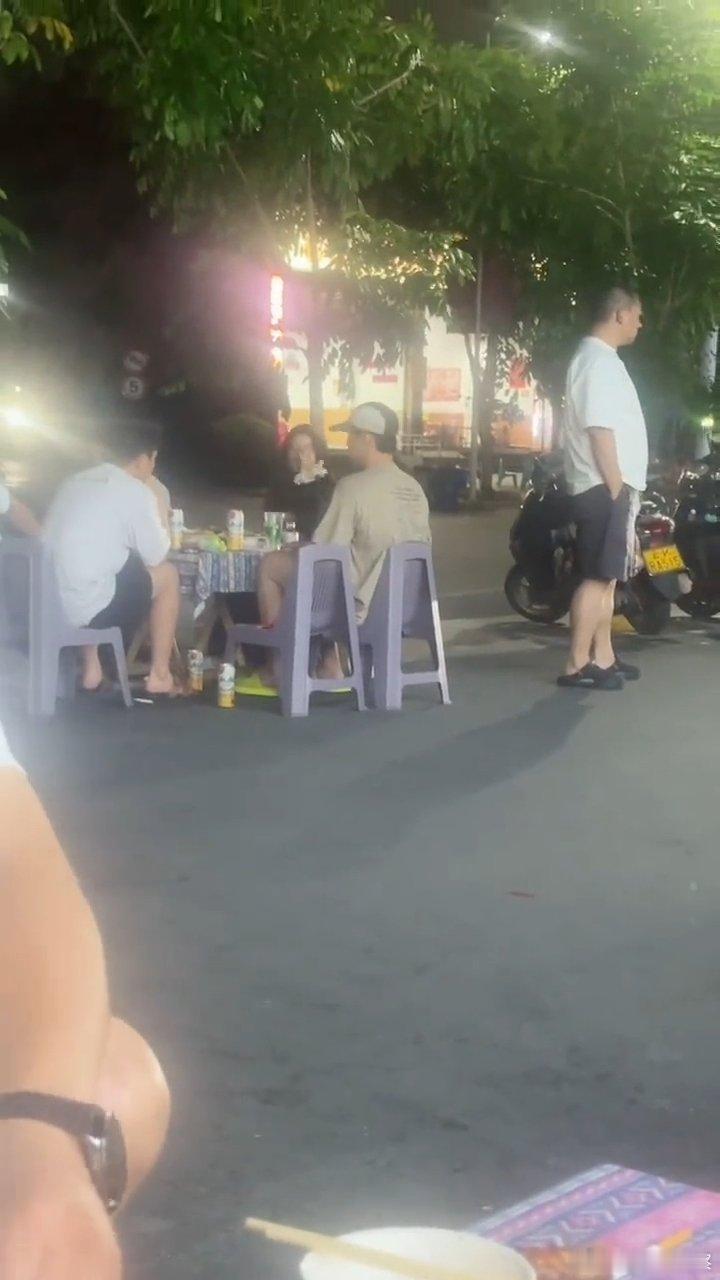 黄景瑜偶遇黄景瑜徐若晗吃街头烧烤黄景瑜徐若晗街头吃烧烤 好喜欢《明川有知夏》这剧