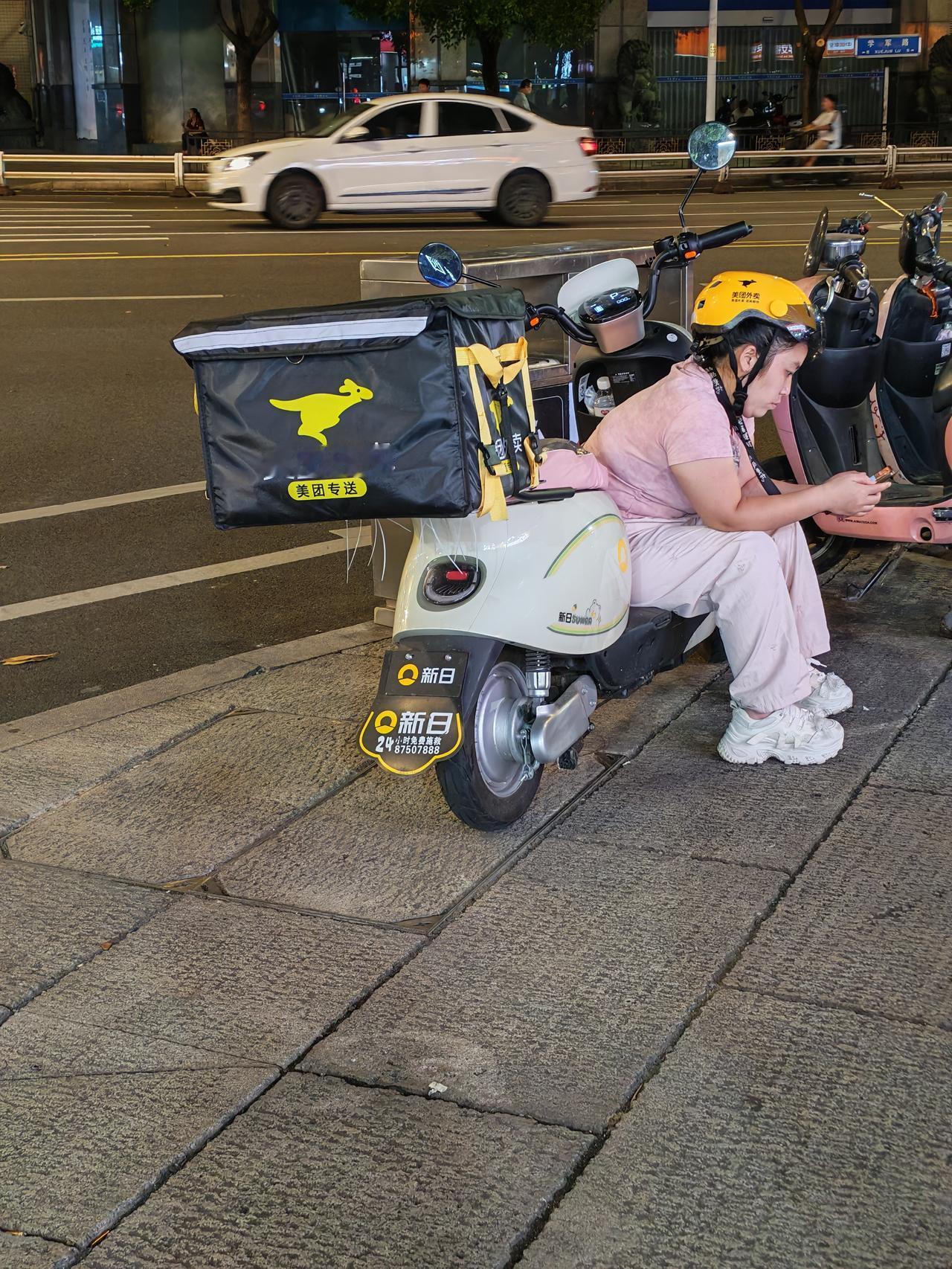 比外卖小哥更应该要关注外卖小妹吧！送外卖的女性