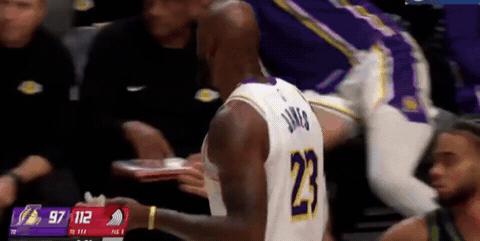 冤枉？詹姆斯被判犯规，两手长时间摊开
今天湖人在客场挑战开拓者，最终以116-1