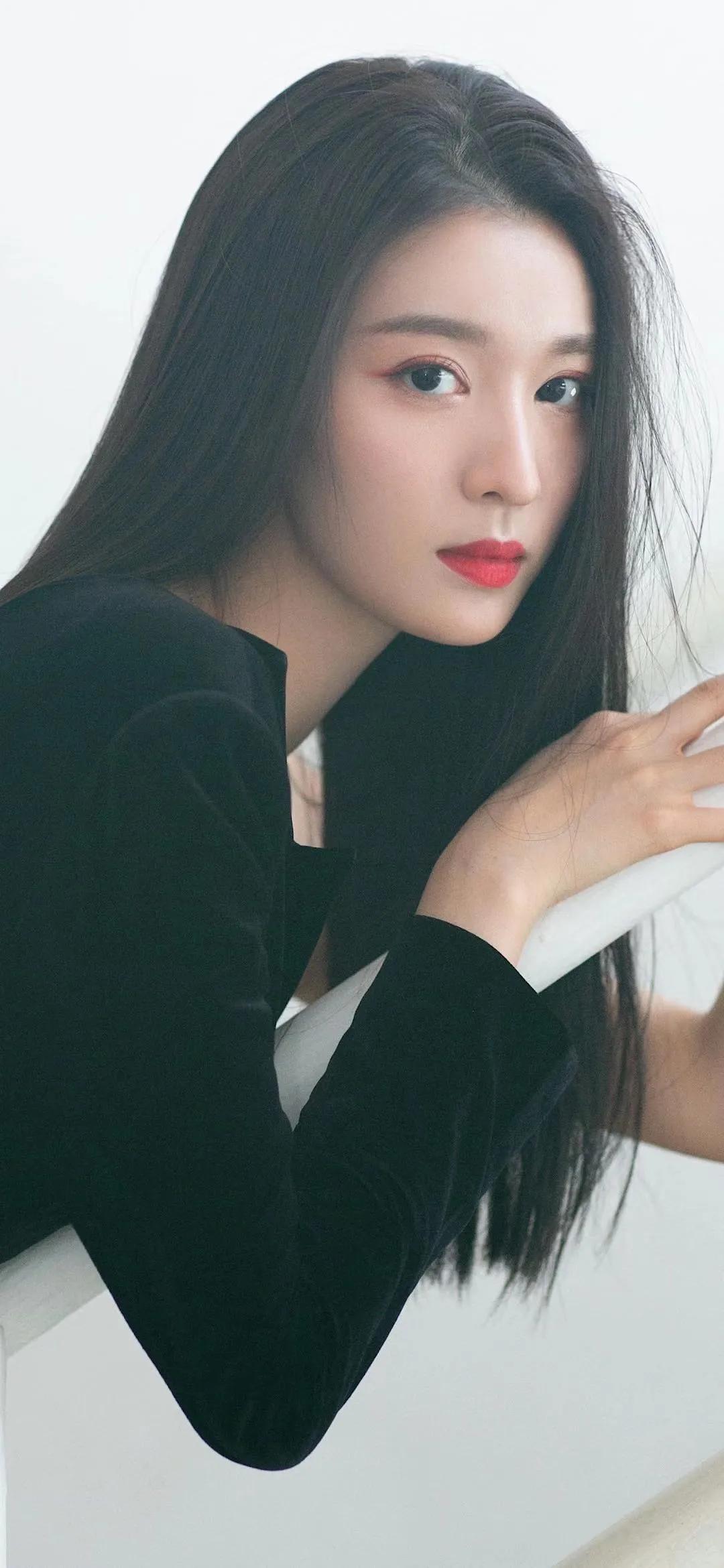 优雅黑衣少女，红唇轻启，气质如画🍀💝🌴