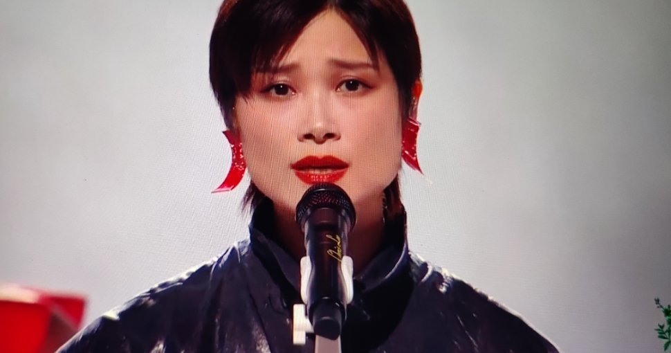 江苏卫视跨年晚会，李宇春压轴登场，一首《冬泳》，她还在水中跳舞，突破了她以往只唱