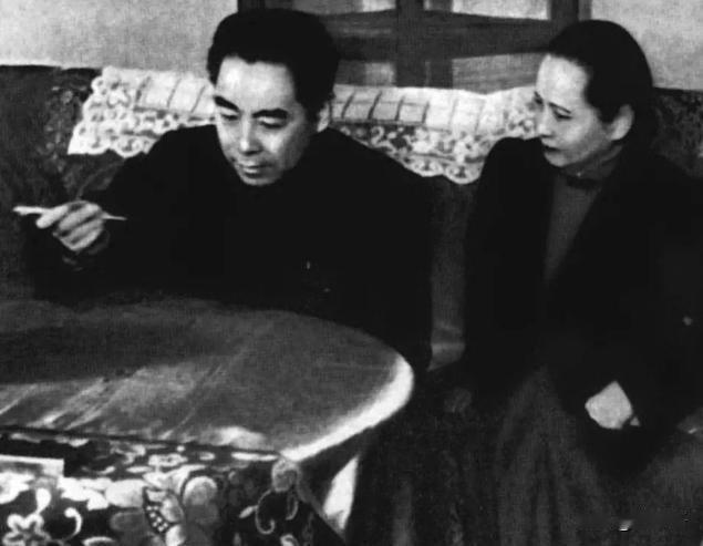 1981年宋庆龄去世后，遗物中发现一张珍藏纸片，揭示她与周总理之间的深厚关系！