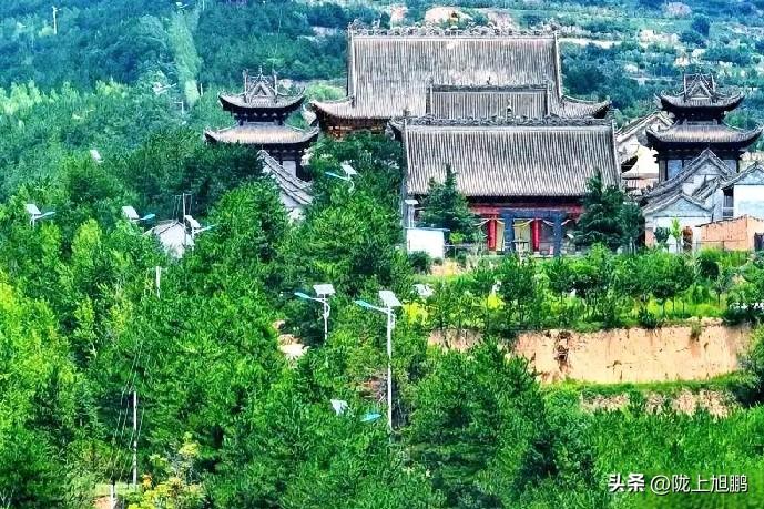 我的家乡庄浪县，有几处旅游景点，听本人给朋友们介绍一下：
①紫荆山
  紫荆山被