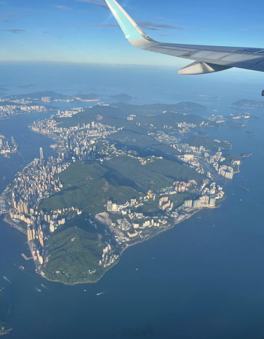 a股 飞机上看香港全景香港房价那么贵，不是没有地… 说是为了环保，不给开发那么多