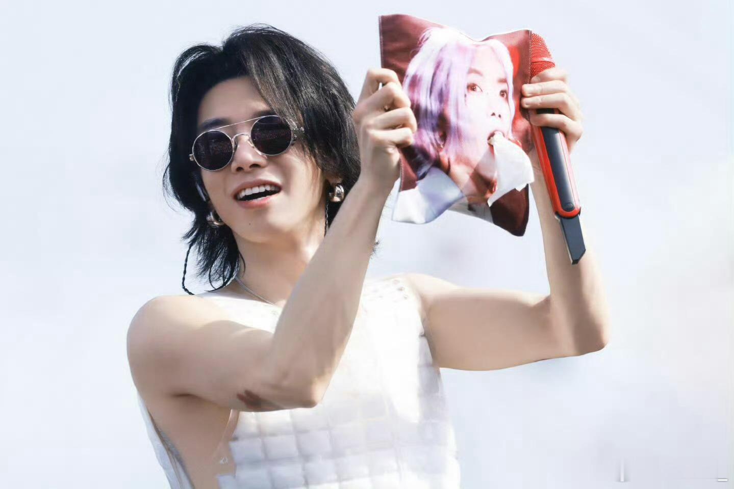 华晨宇 天公作美具像化华晨宇南京巡演现场惊现“神级巧合”！彩色烟花织出龙形，太阳