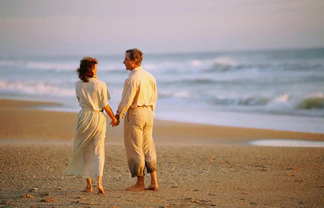 这年头，自以为能驾驭"婚外情"的聪明人太多了，最后都输得底裤不剩。
前两天跟个老