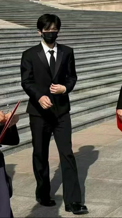 不知道啊点进来自动穿上婚纱了易烊千玺年春节团拜会西装路透