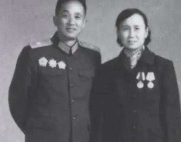 1947年，一名解放军师长，大腿根部受伤住院，这时，一19岁女护士来到他的病房，