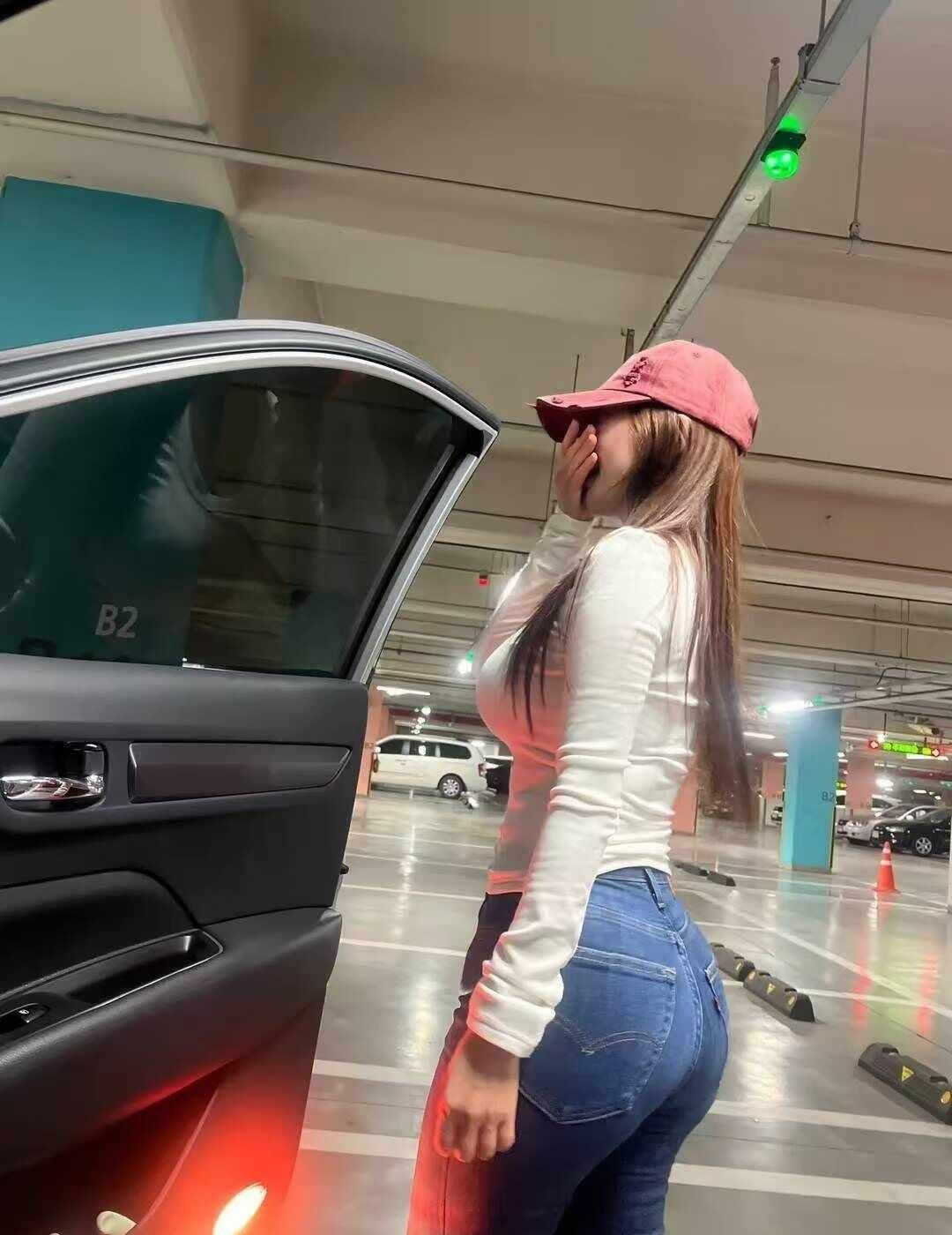 停车场拍照
地下停车场