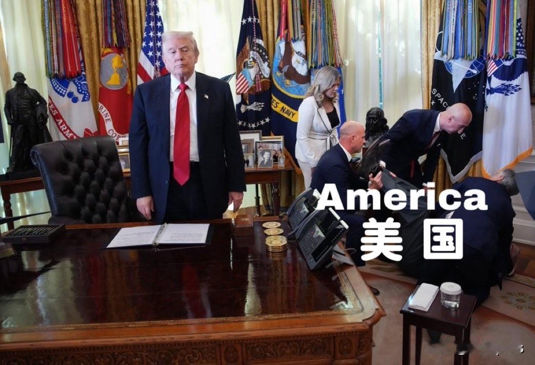 美国网友给特朗普新的经典照片配上文字，白宫工作人员匆忙照看晕倒的医药公司代表，在