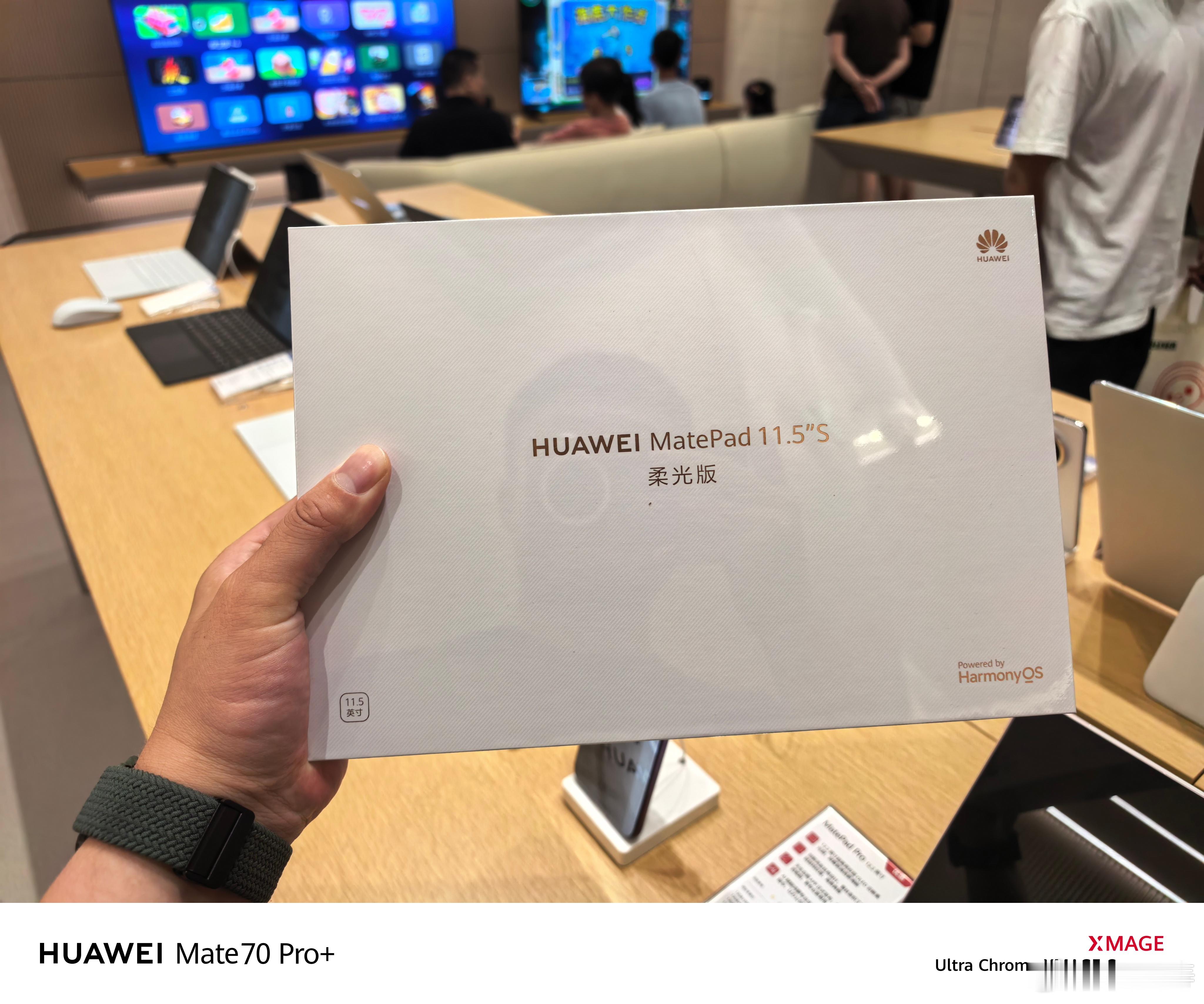 又来华为店消费了，这回来给娃买个pad，还不到三岁的娃天天说要看小猪佩奇了，看就