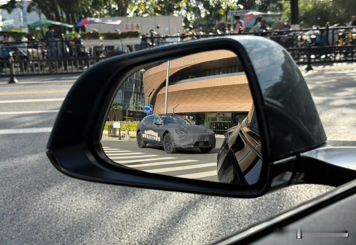 喜欢露营的朋友们，华为乾崑启境这款新车或许能成为我们的新“伙伴”。它不仅颜值在线