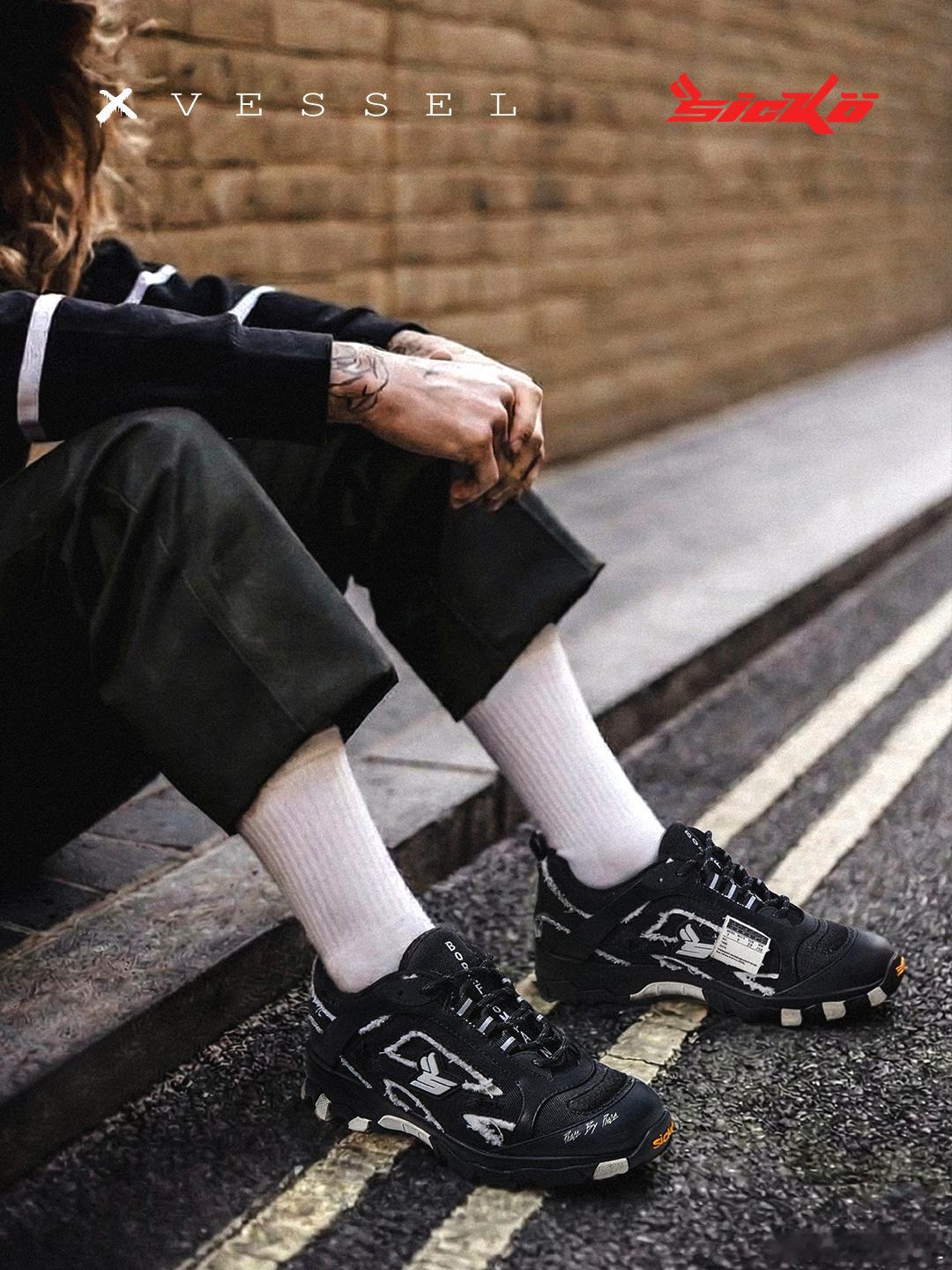 sicko by xVESSEL「冒险家」中国限定联名系列以解构手法，将经典复古