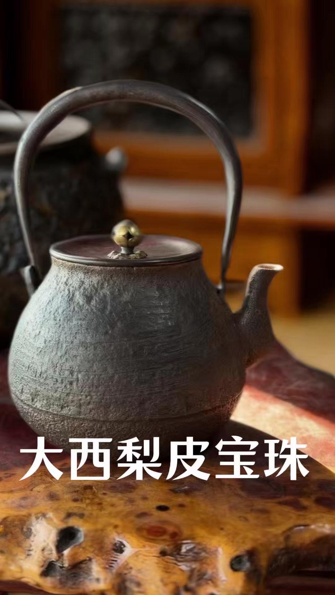 大西家十一代净寿的刷毛宝株型老铁壶，简直是藏界硬通货！从室町时代传承至今的大西家