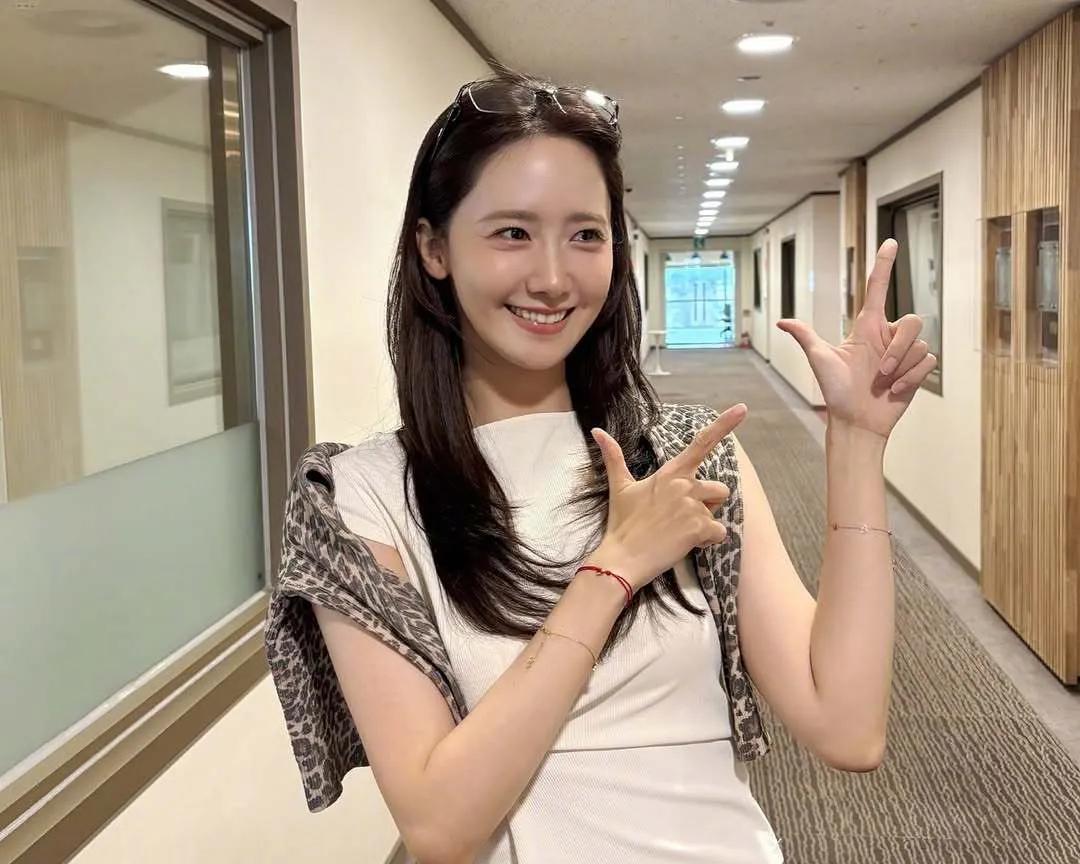 新鲜的允儿[奸笑]
林允儿 娱乐