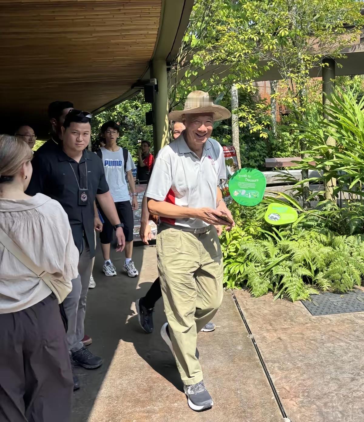 72岁新加坡前总理李显龙和家人出游被偶遇，他看起来苍老了好多，面容憔悴沧桑，佝偻