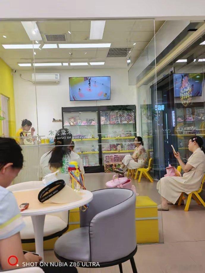 老胡带小外孙女周末上课，坐在门外等待下课。这样的等待就是无数家长的周末，既是空耗