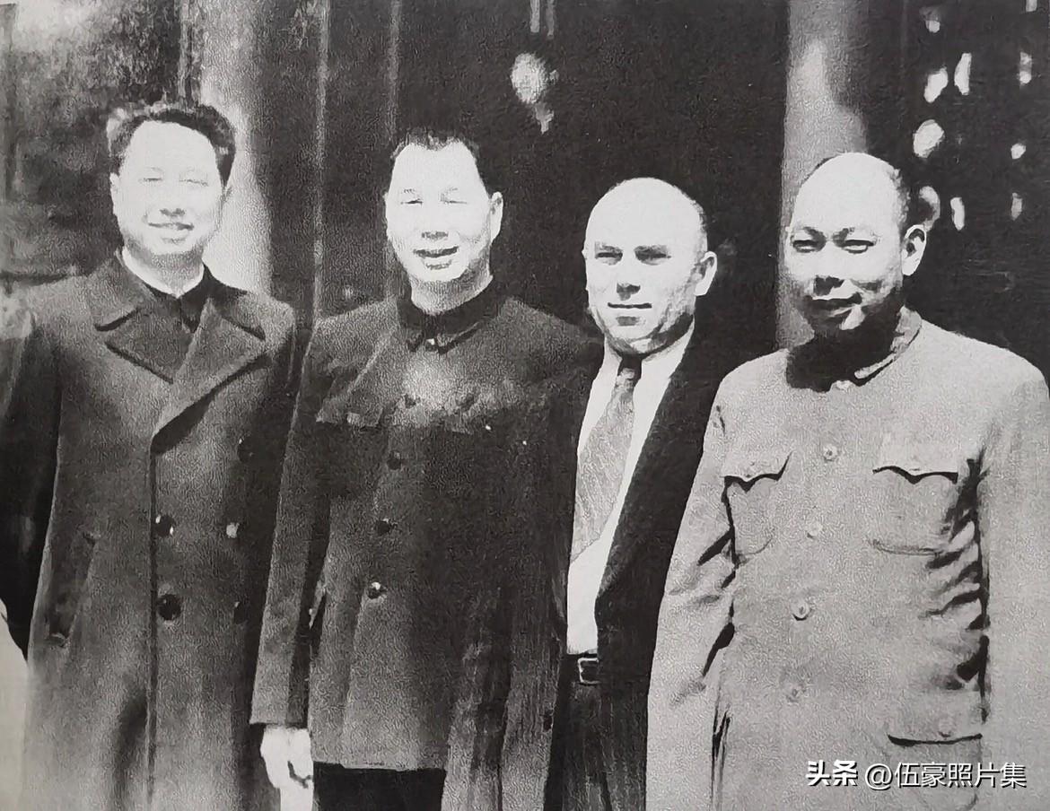 1955年末，中国人民解放军防空军作为独立军种成立之初，其主要领导与援华苏联专家