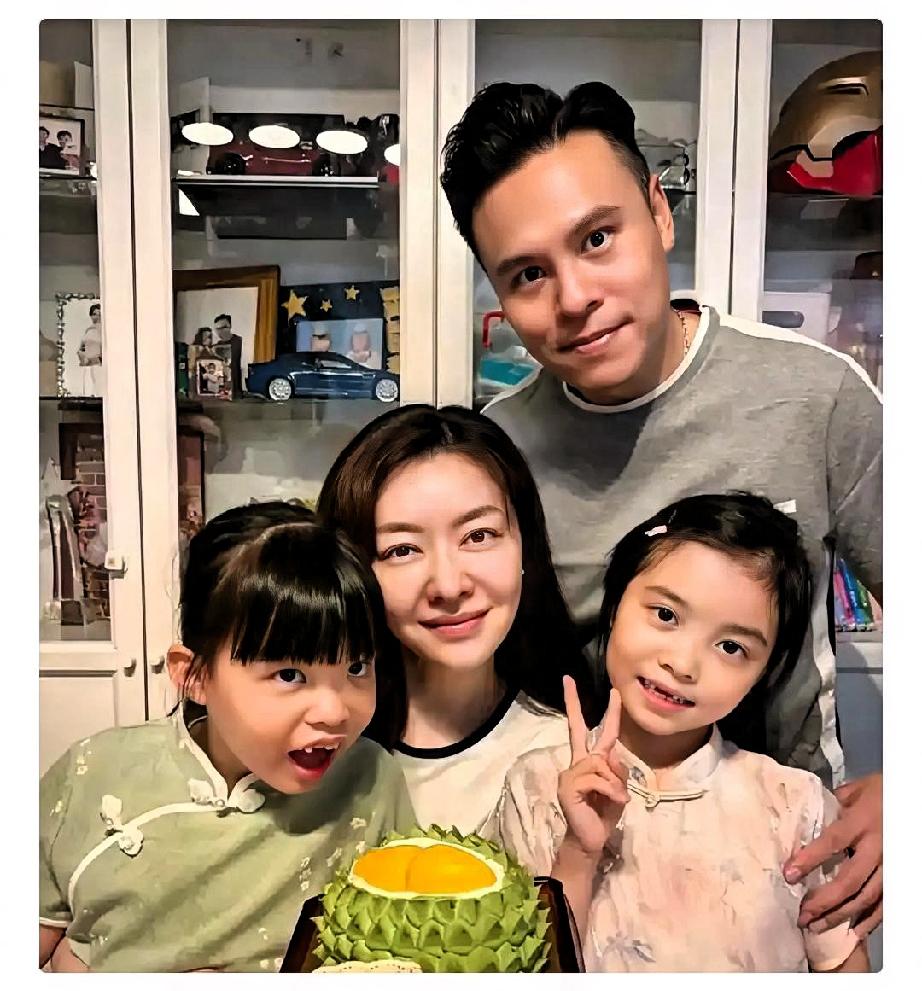 熊黛林这事儿，明眼人一看就懂了。

她过生日晒全家福，表面上是其乐融融，一家四口