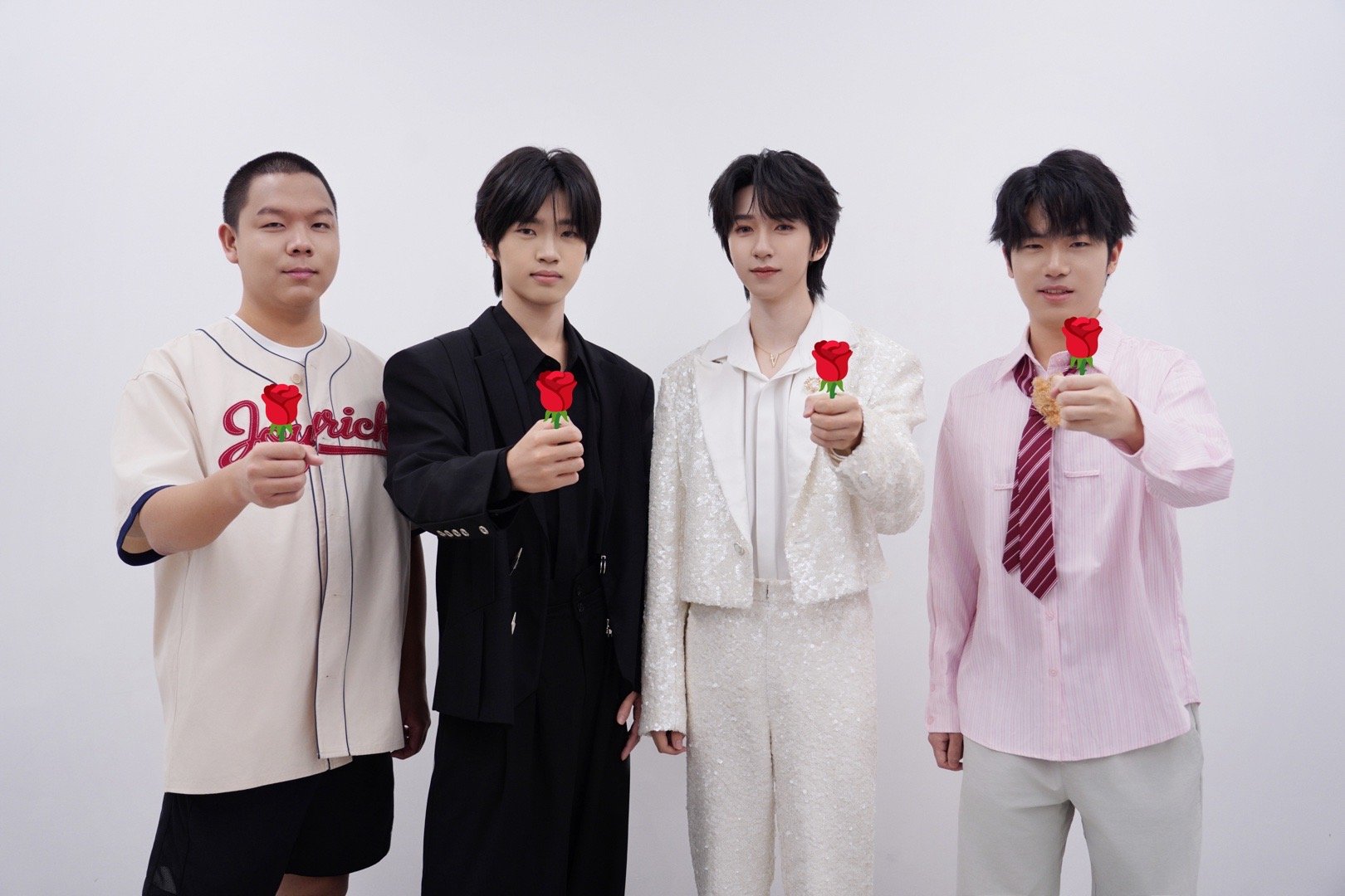 大帅钎城贺峻霖花海玫瑰合影 没想到全国排名767的辅助选手，还能和贺峻霖同框拍玫