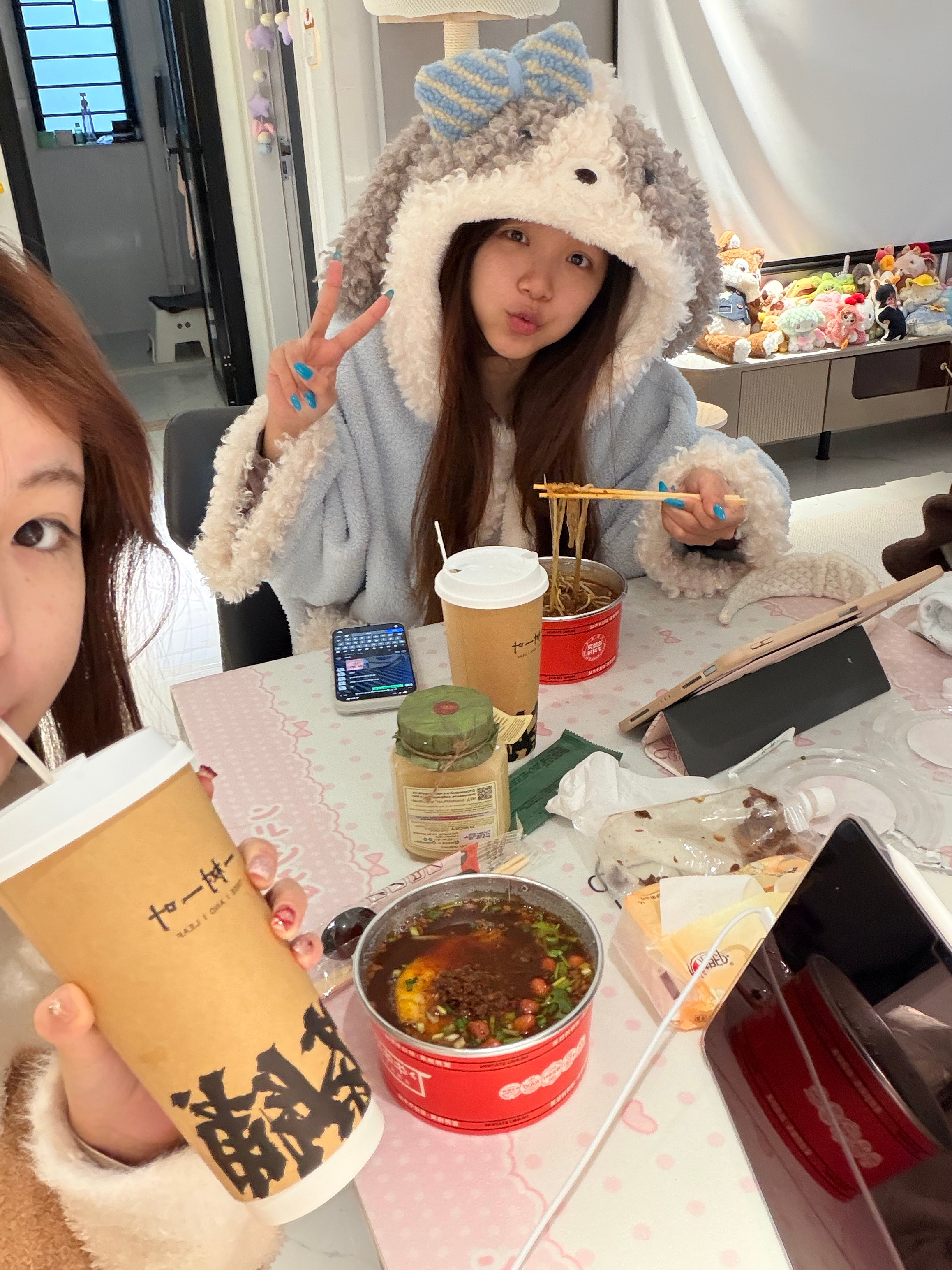 终于回国了！！！洗完头洗完澡穿上睡袍。刚好酸辣粉和奶茶都到了！爽死了。老娘要开始