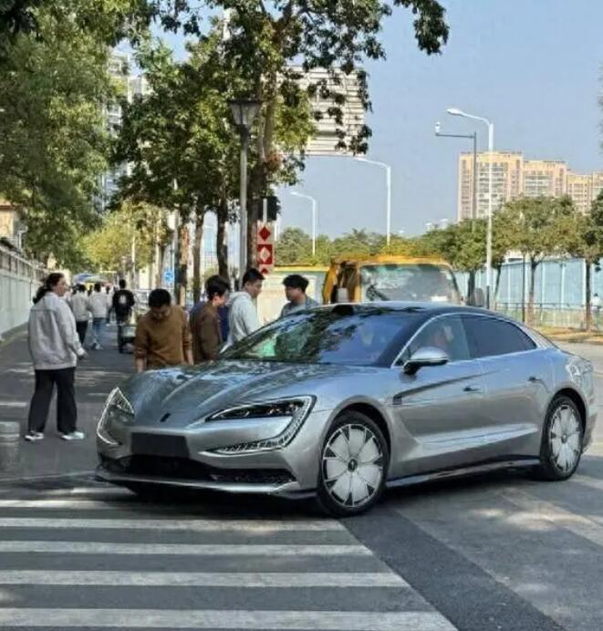 最近，仰望U7的无伪装实拍照片曝光了！感觉真车的效果比渲染图好多了，车身的层次感