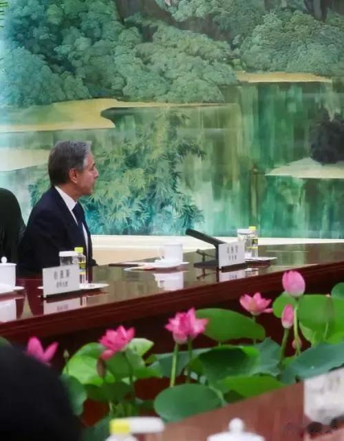纵观这次布林肯访华的整个过程，中国对美国各种含蓄隐晦的暗示：刻意冷清的机场迎接安