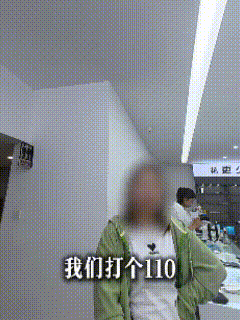 这事儿真的给我看傻了，离谱到我都想笑。
 
江苏有个自称学法学的女生，跑到手机店