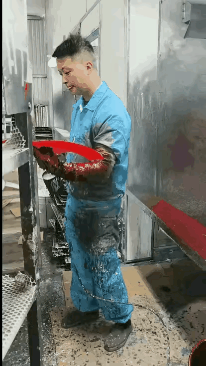 你是家里的顶梁柱
是孩子的天
是爸妈的盼
可别忘了
你首先是你自己
 
那些刺鼻