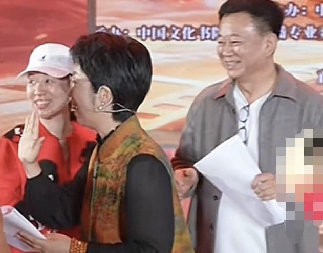 10月18日就是重阳节了，日前乐龄重阳晚会举行，朱军是4位主持人之一，看到演员成