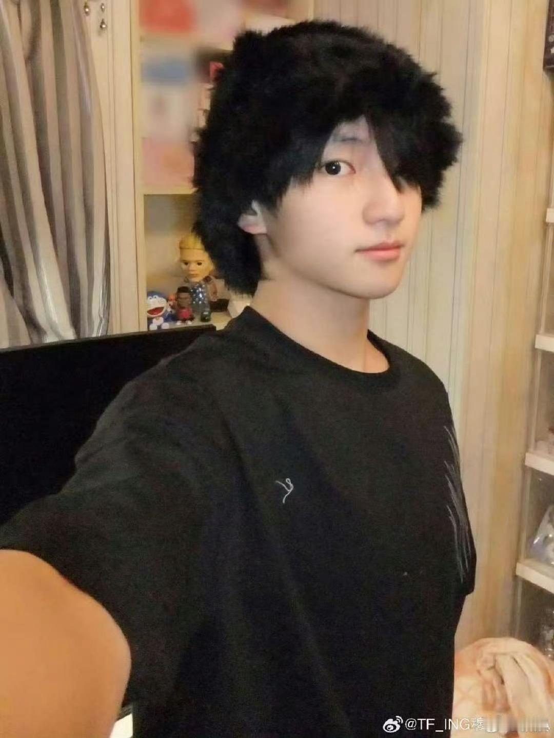 穆祉丞黑T自拍 穆祉丞自拍📸更新!素素的帅帅的😍!各种角度都得来一张，眼镜好