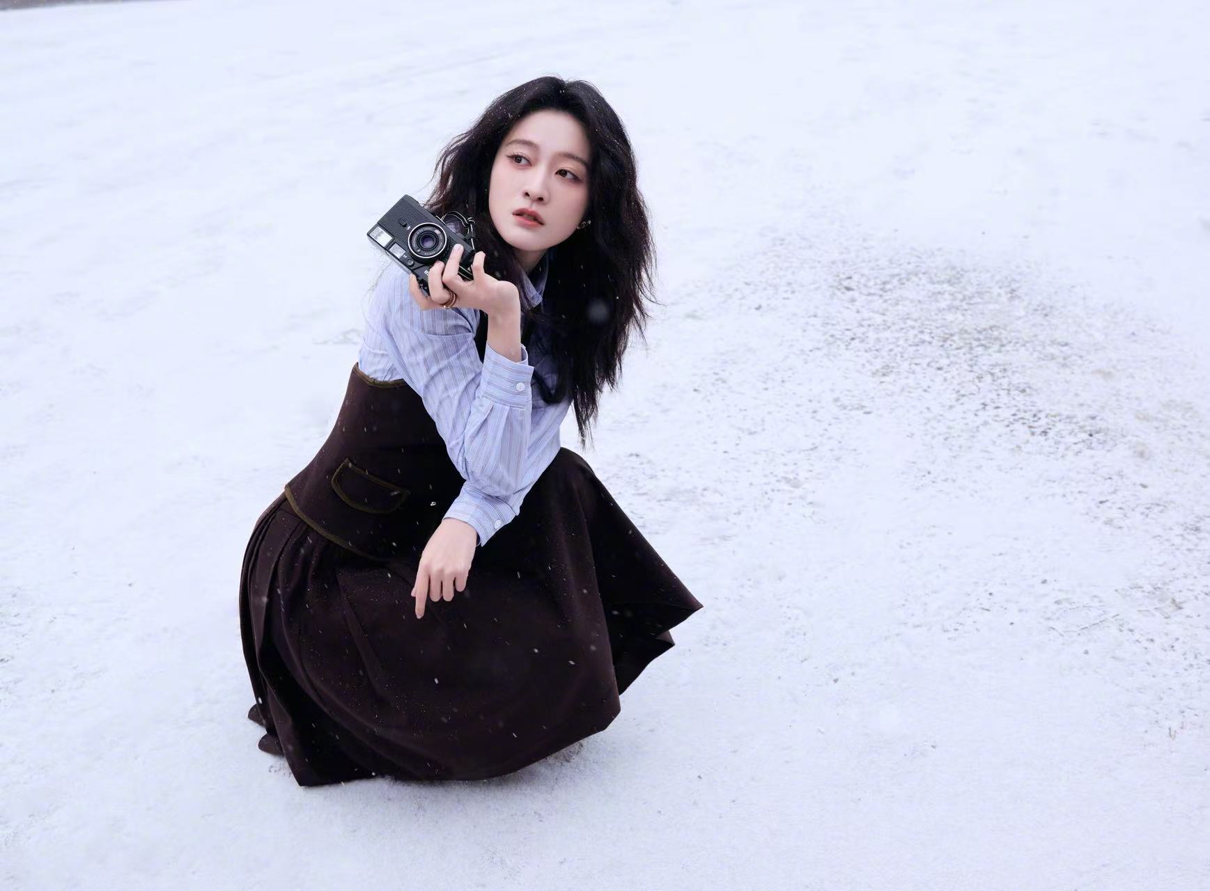 张雪迎迎初雪 张雪迎刚刚晒出北京初雪美图！雪中漫步，笑容清澈，氛围感直接拉满～是