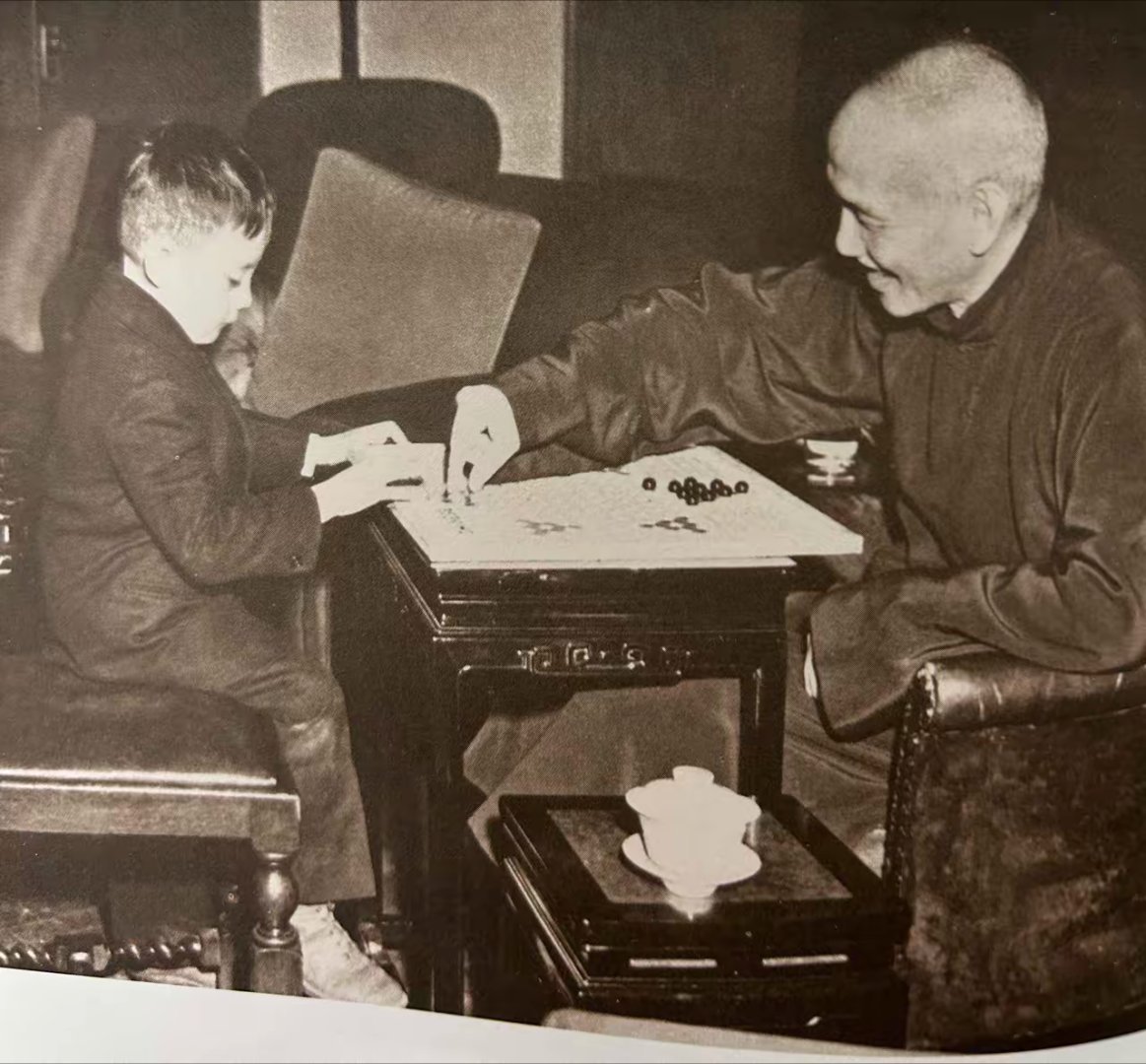 蒋校长常与孙子蒋孝勇下跳棋，这成了蒋晚年最大的愉悦项目，每次蒋氏都会帮孙子摆好棋