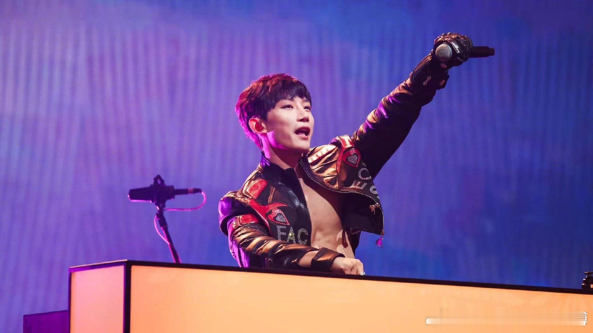 #音乐人赛道已经卷到炫腹肌了#咱就说现在的音乐人都已经这么内卷了吗？这一次在舞台