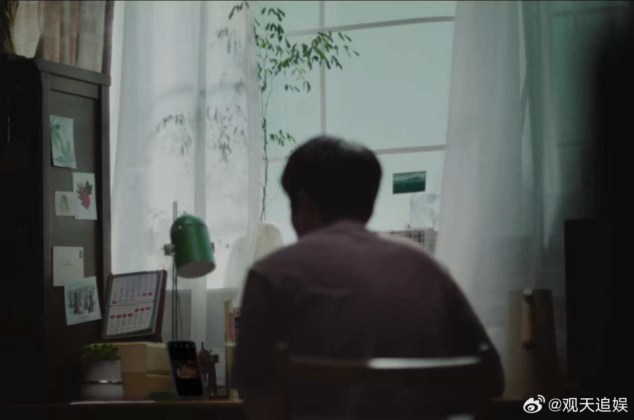 换手机最容易暴露念旧体质 旧手机边角都磨花了，屏幕也有划痕，但我就是舍不得丢。它