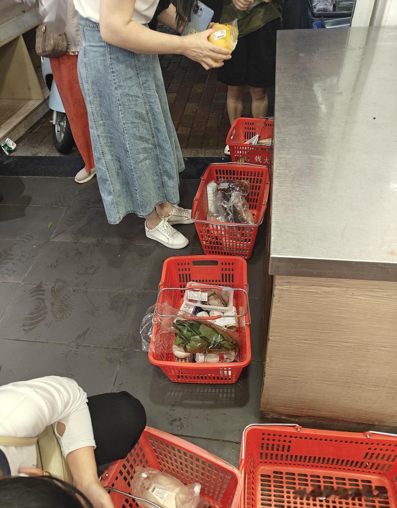 老了能不带孙子就不要带？
买菜时，听到两个阿姨在聊天，有个阿姨就说，现在老了能不