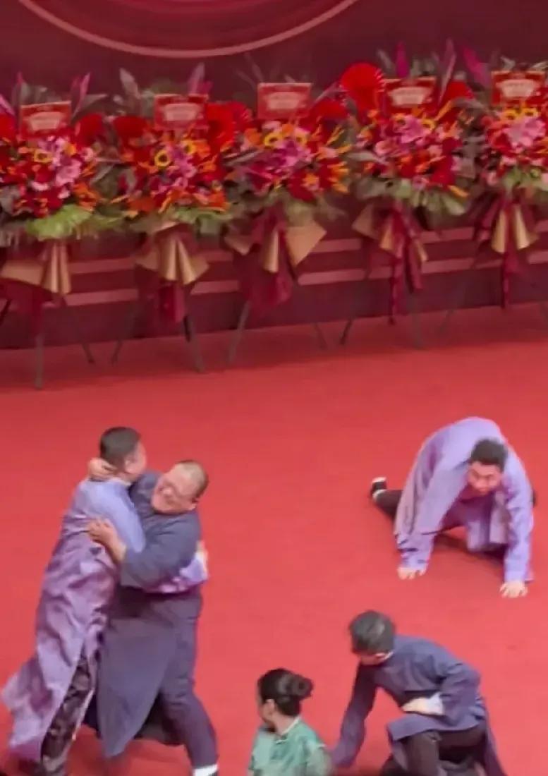 相声变相扑了，难怪现在的相声没啥好段子，精神头都用在内斗上了。


想想以前的那