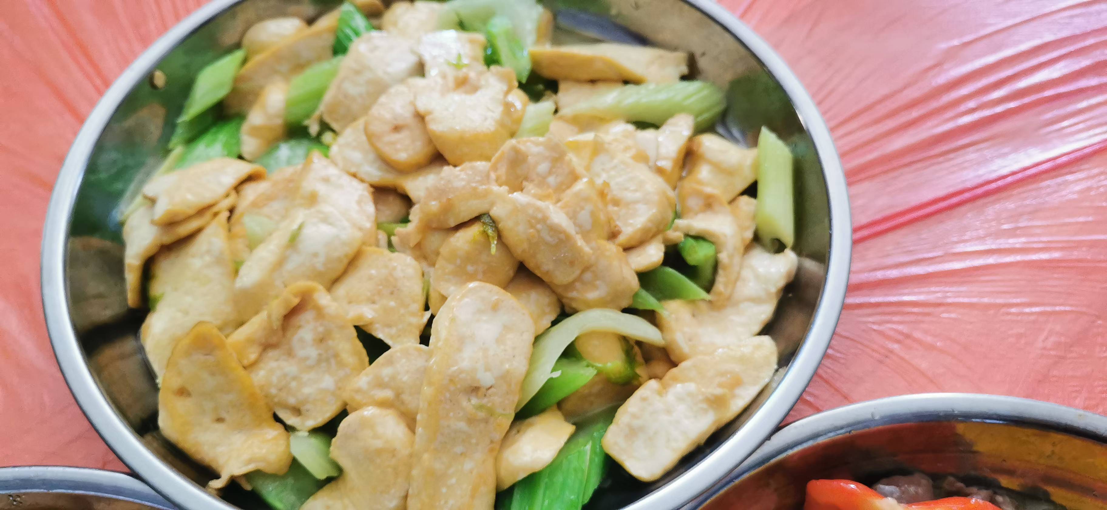 阳光下的暖，聚餐中的欢。或许山村的世界，有过凛冽冷寒，让喧嚣奔波的我们，偶尔有闲