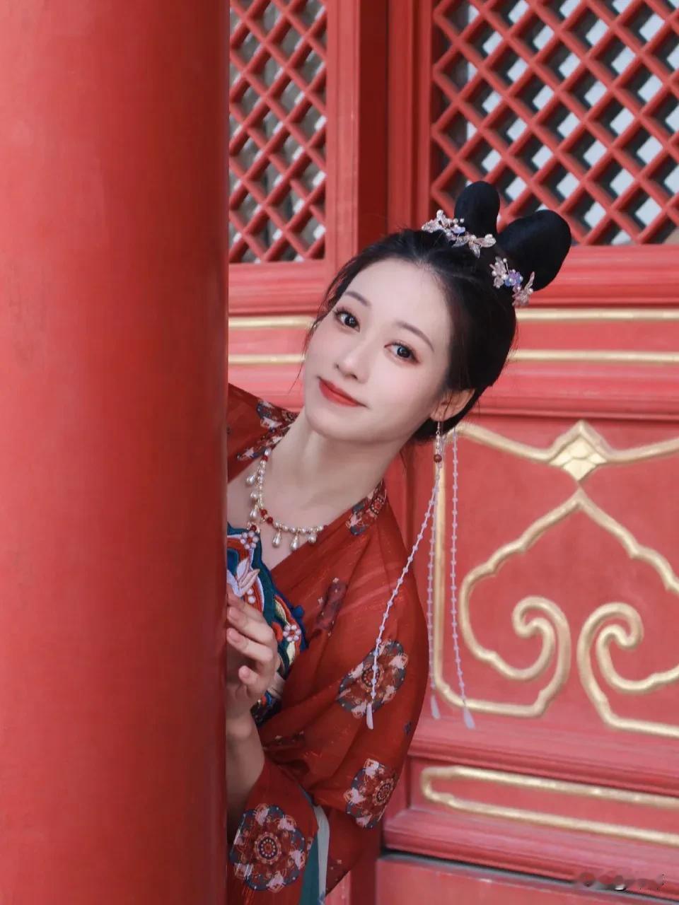 吴柳芳一身的古装打扮真漂亮