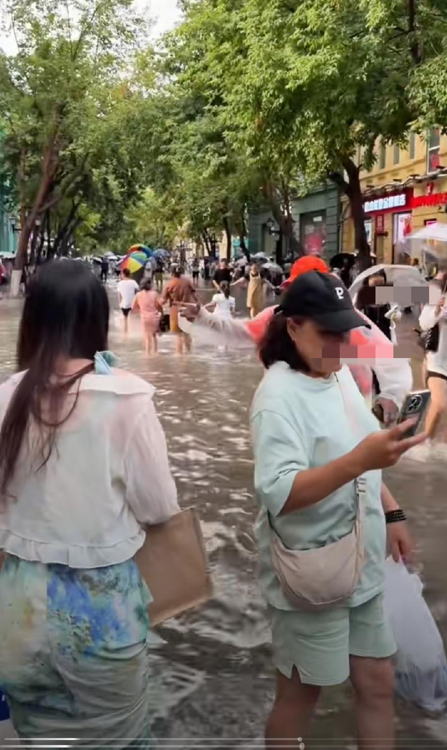 哈尔滨中央大街成中央大河了，俄罗斯人修的排水系统也不行，不过石头地砖倒是很干净，