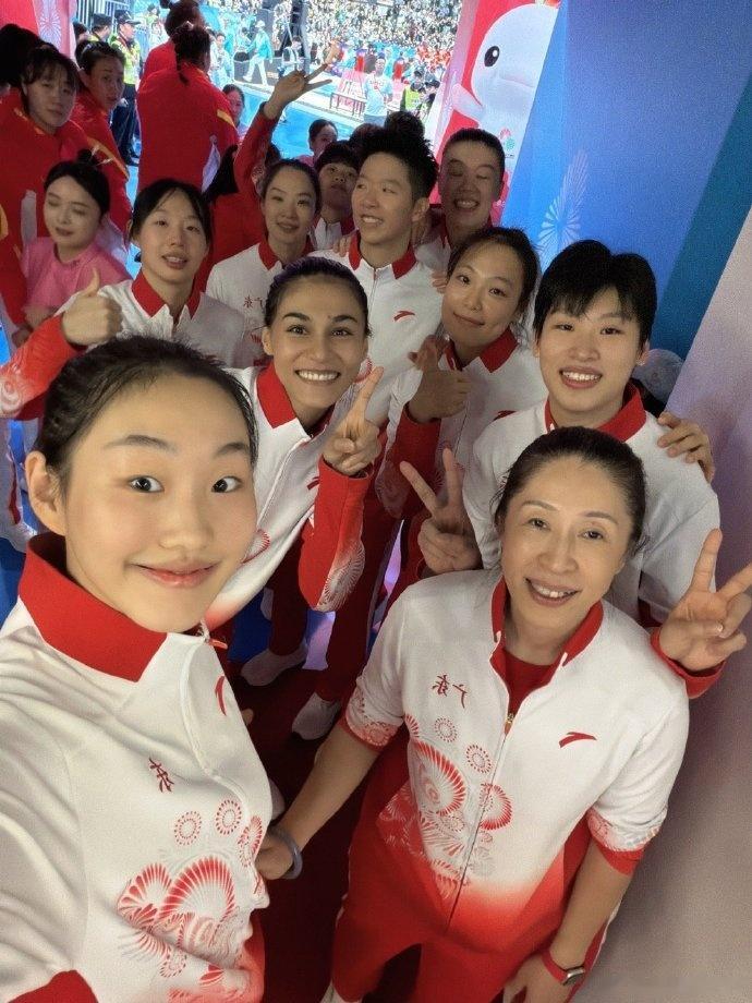迪拉娜社媒晒全队合影：我的第一块全运金牌感恩我拥有的一切