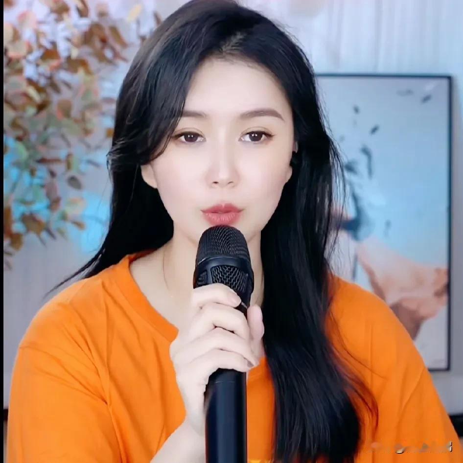 想在抖音分一杯羹，不是那么容易
在抖音平台，有一位账号叫《钢铁小黄》的美女，因发