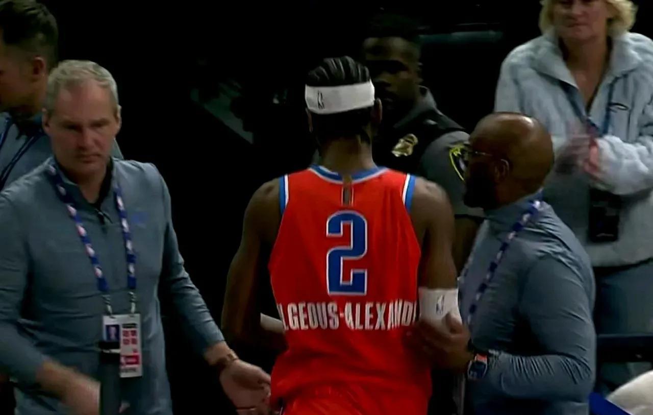 11投8中，怒砍24分，亚历山大却几乎把自己“锁”死在了更衣室。
这不是反讽，这