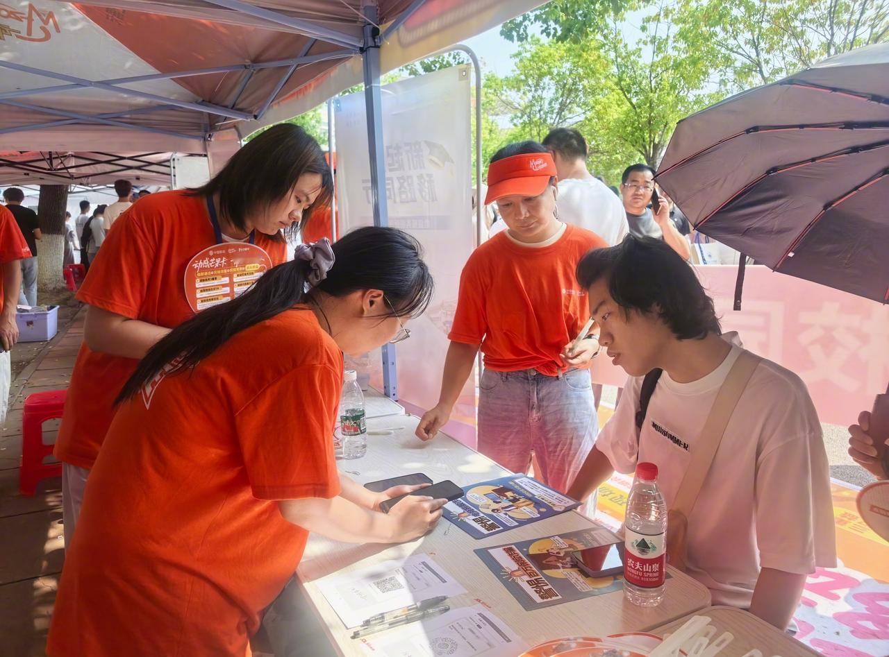 迎新期间，中国移动湖北孝感分公司走进高校开展反诈宣传。志愿者在迎新现场，向新生及