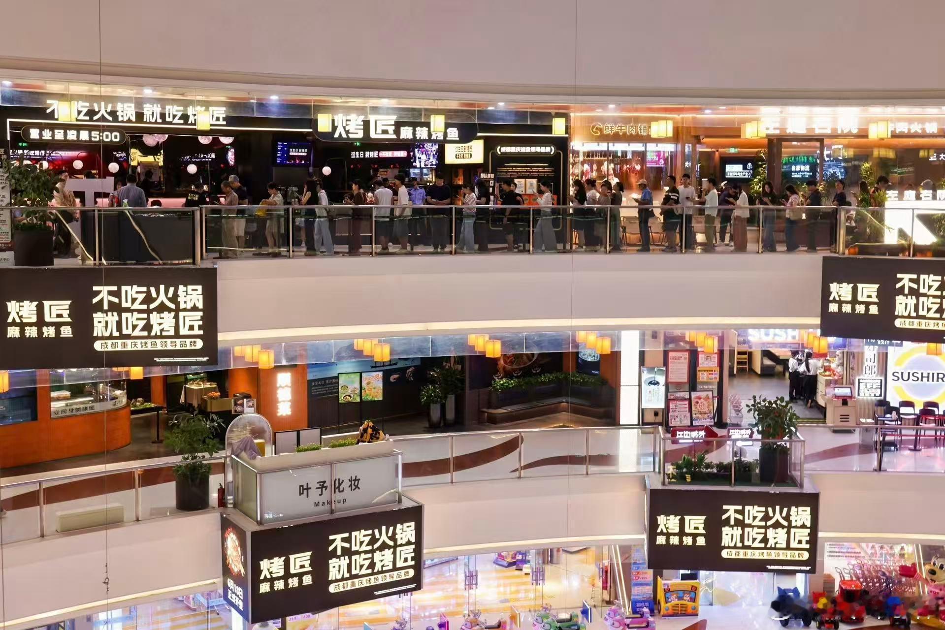 上海市民排到凌晨1点吃烤鱼618向来是商家流量战场，恰逢端午前夕中山公园龙之梦某