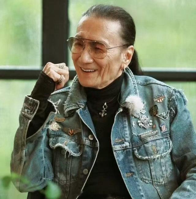 少林足球里的那个反派走了谢贤走完89载人生，从五十年代拍戏至今七十余年。当年《少
