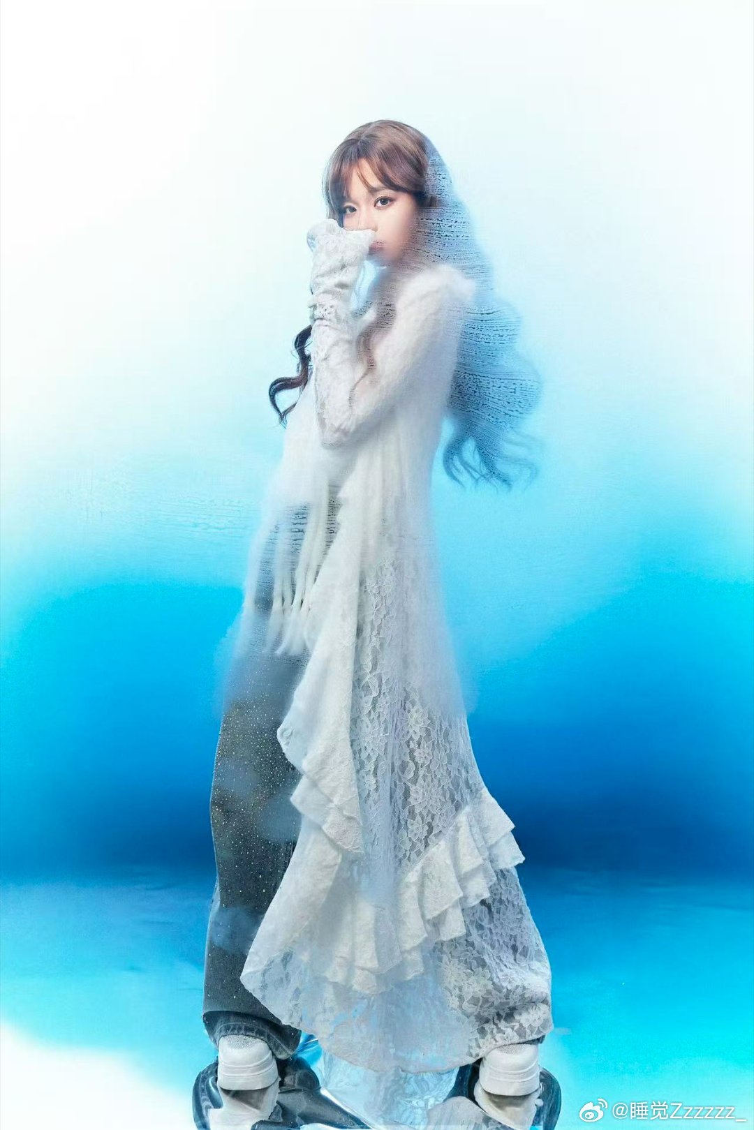 黄霄雲的吻痕申请出战黄霄雲不愧是全能型选手，歌声动人舞姿亮眼，连手势舞都灵动又有