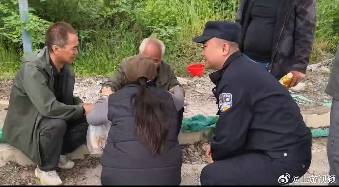 #老人失踪6天6夜民警16公里外寻回#【西安一八旬老人失踪六天六夜终寻回，民警：