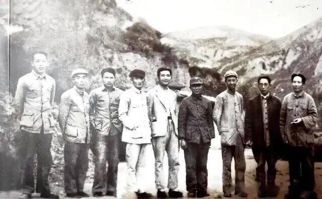 【李讷满月宴珍贵合影曝光，8位全是当年顶级大伽，毛主席向接生大夫深鞠一躬】   
